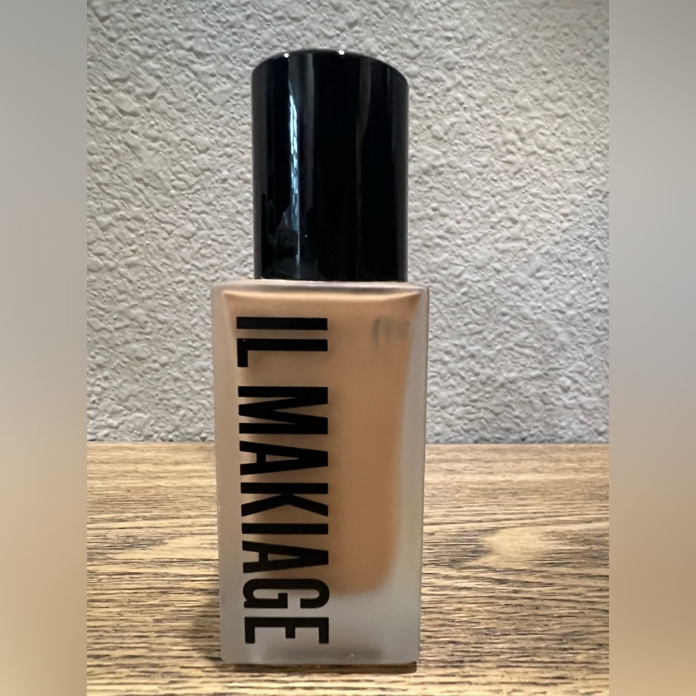 IL Makiage # 130 Woke Up Like This Foundation